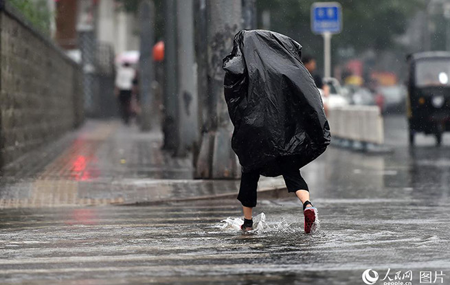 北京暴雨致部分低洼道路积水 城区交通出行受影响