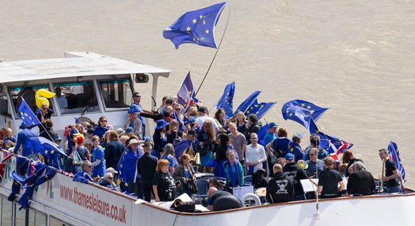 英国反脱欧民众乘船游泰晤士河 呼吁留在欧盟