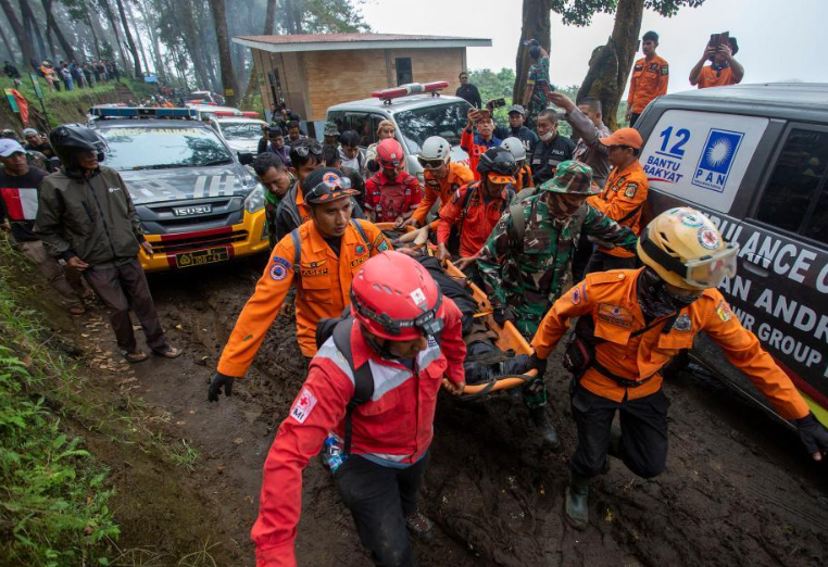 印尼火山喷发已致至少11人死亡