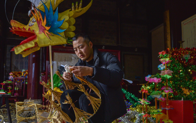 贵州印江：赶制龙灯迎新年