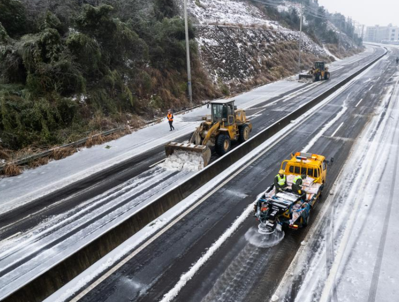 湖南多地积极应对低温雨雪冰冻天气