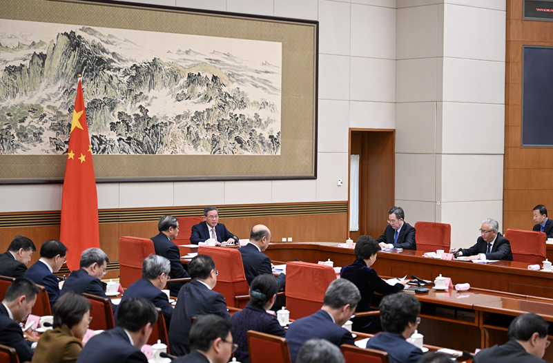 李强主持召开国务院第三次全体会议 讨论《政府工作报告》稿 对做好开年工作进行动员