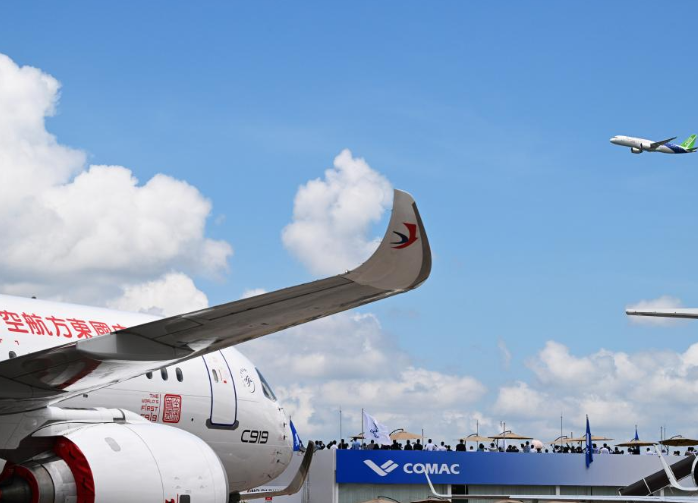 中国产C919和ARJ21飞机首次亮相新加坡航展