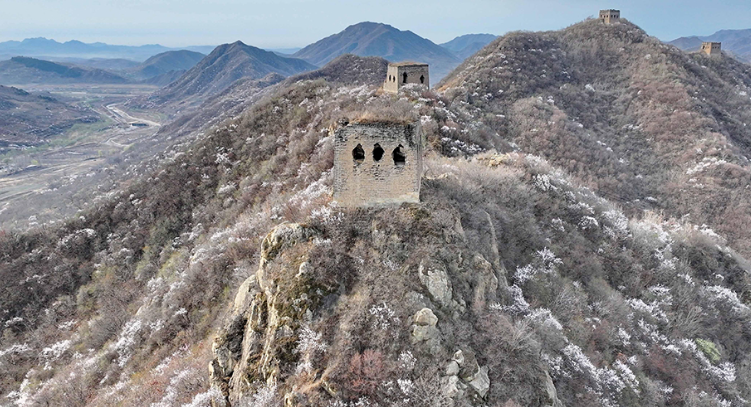 河北秦皇岛：春到古长城