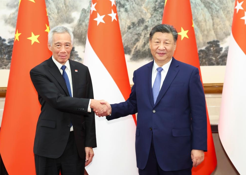 习近平会见新加坡国务资政李显龙