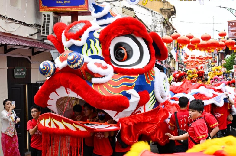 马六甲：百人舞狮迎春节