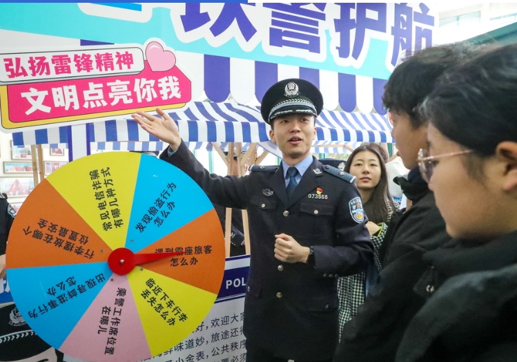 山东青岛：青年志愿者开展学雷锋集中服务