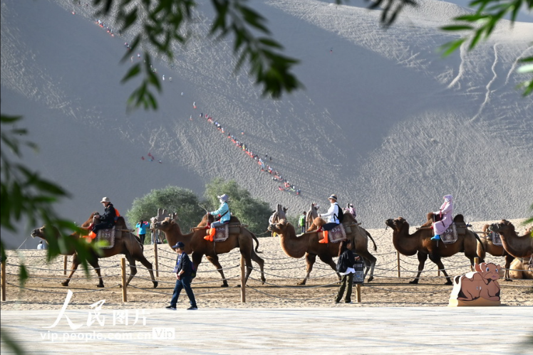 甘肃敦煌：秋高气爽游大漠