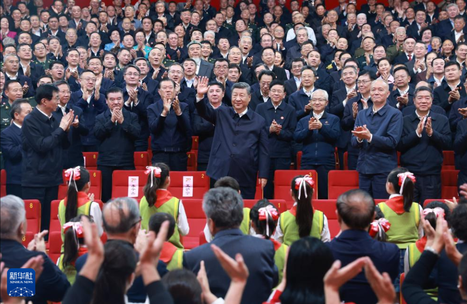 习近平观看庆祝新疆维吾尔自治区成立70周年文艺晚会《美丽新疆》