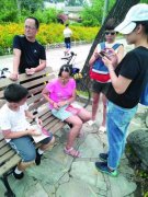 清华大学游客限流：“黑拉客”收钱带入校每人