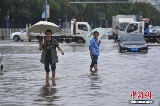 7月22日，昆明持续降雨，城区多处路段积水。 <a target='_blank'  data-cke-saved-href='http://www.chinanews.com/' href='http://www.chinanews.com/'>中新社</a>记者 任东 摄