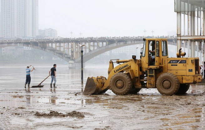 广西融安：洪灾过后忙清淤