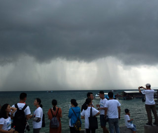 海南三亚上空出现壮观雨瀑景观 