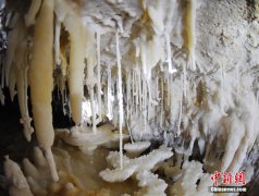 重庆酉阳一地下溶洞犹如“冰雪世界” 