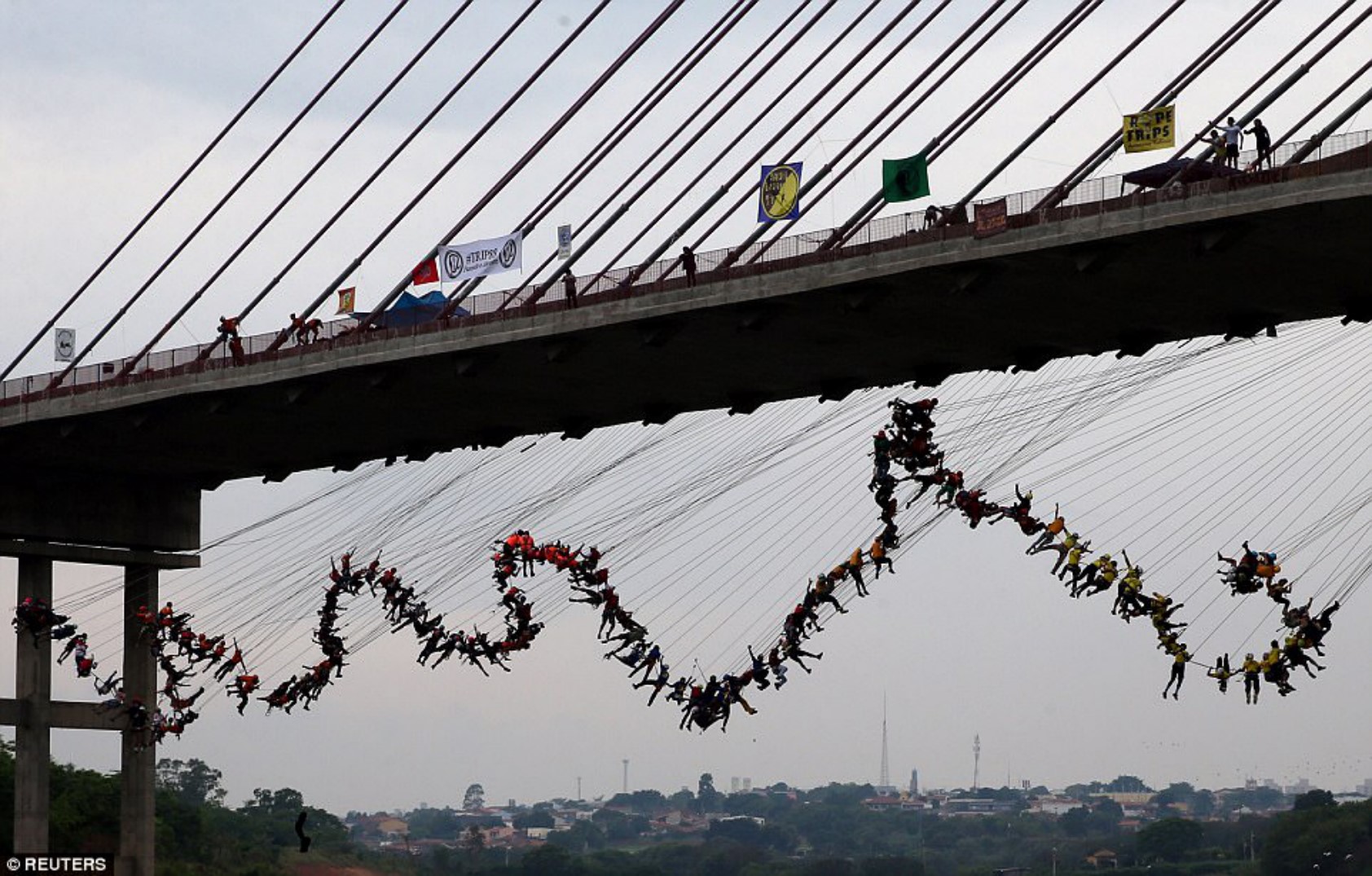 巴西：245人同时从桥上蹦绳 欲创世界纪录