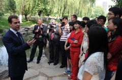推动中俄关系发展 夯实世代友好根基 俄罗斯总理梅德韦杰夫的中国情缘 31日将对话中国网友