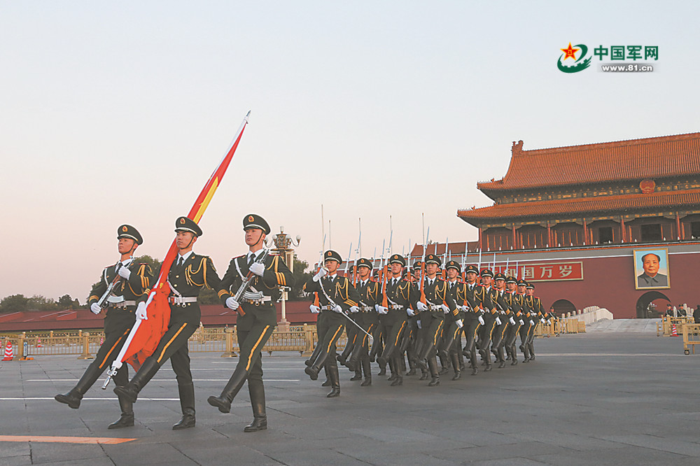  跟随国旗护卫队官兵，来广场感悟新时代