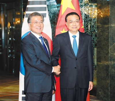 李克强分别会见韩国总统文在寅、柬埔寨首相洪森
