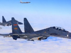 中国空军多架轰-6K战机展翅远洋战巡南海
