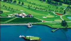 世界唯一漂浮高尔夫球场 每年从水中回收2.8万个球