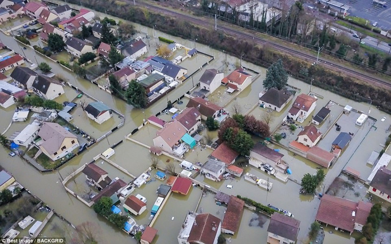 法国塞纳河水位持续增高 1500人紧急转移