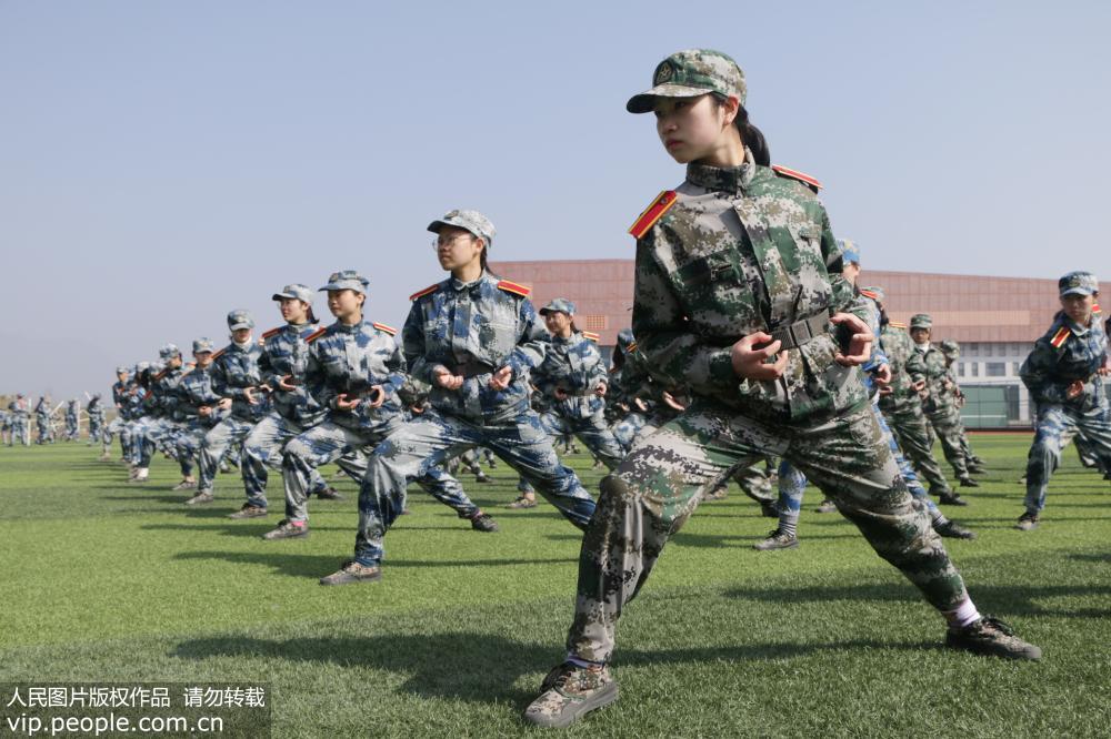 杭州高校春季军训 学生“练枪打拳舞棍”