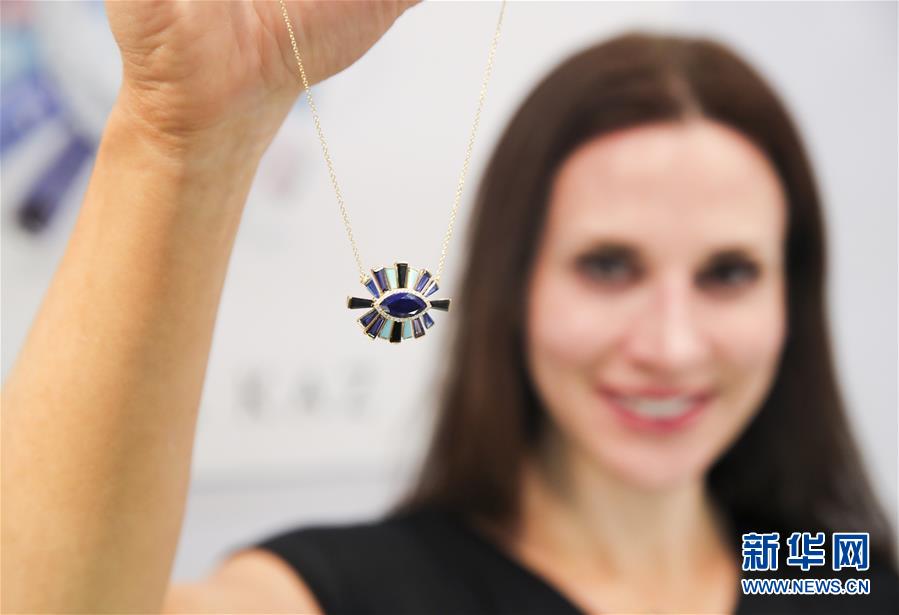 3月12日，在美国纽约举行的2018纽约春季珠宝展销会上，珠宝设计师特雷莎·卡斯展示自己的作品。
