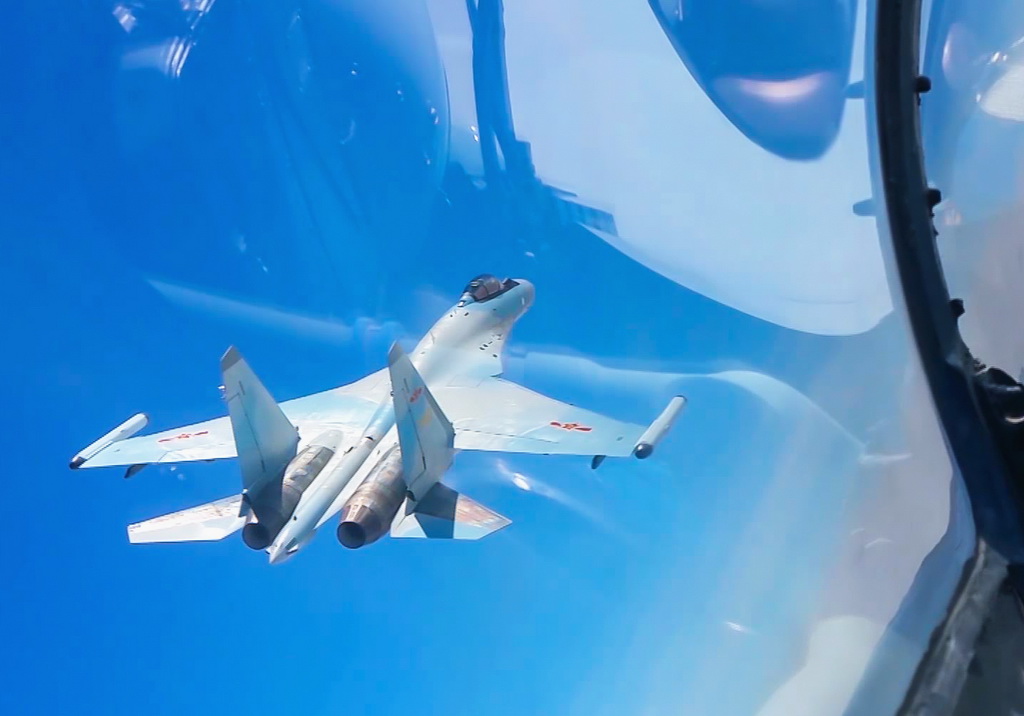 中国空军轰－6K等多型战机远洋训练战巡南海