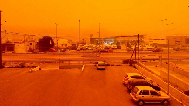 东欧多国遭遇“橙色降雪” 克里特岛宛如火星