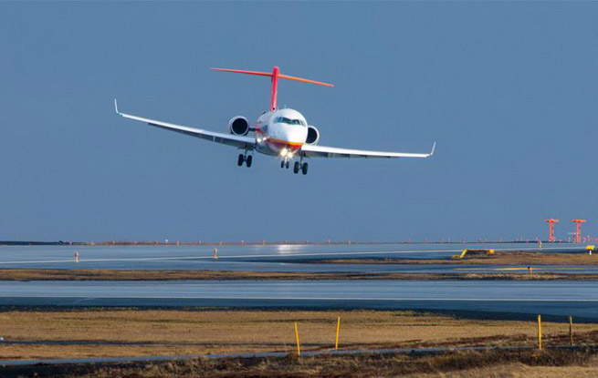 国产支线飞机ARJ21喷气客机完成冰岛大侧风试飞