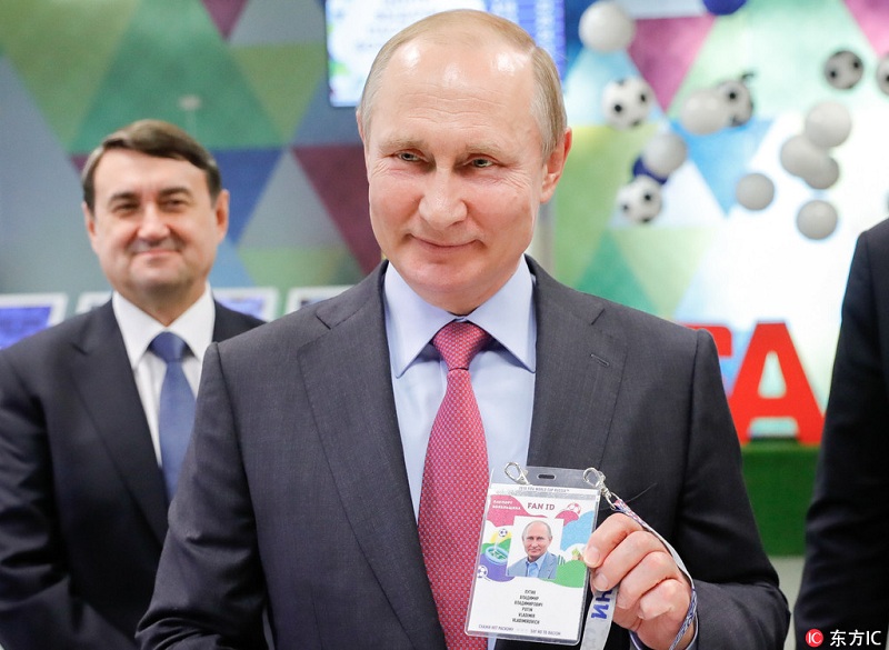 2018世界杯下月开幕 俄总统普京拿到“球迷身份证”