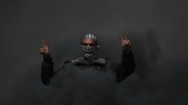 巴以边境冲突不断 浓烟遮天蔽日似夜晚