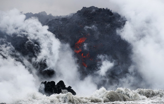 夏威夷火山岩浆流入太平洋 形成有毒蒸汽云