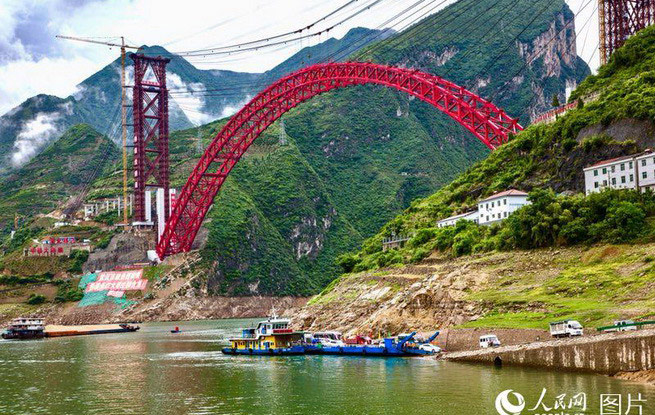 世界最大跨度钢箱桁架推力式拱桥