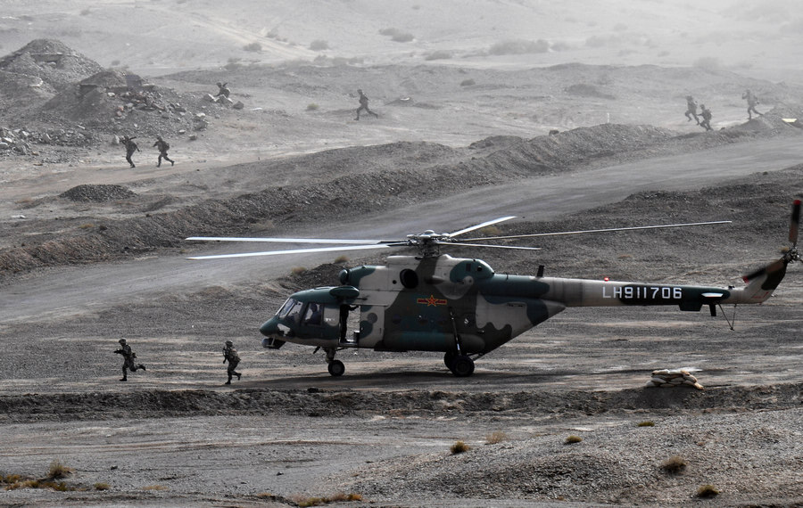 陆军在新疆库尔勒举行军事集训