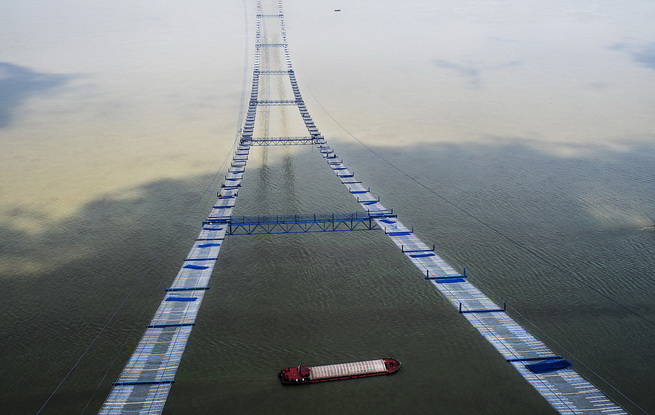 长江上空架“天梯” 武汉杨泗港长江大桥临时“吊桥”悄然形成