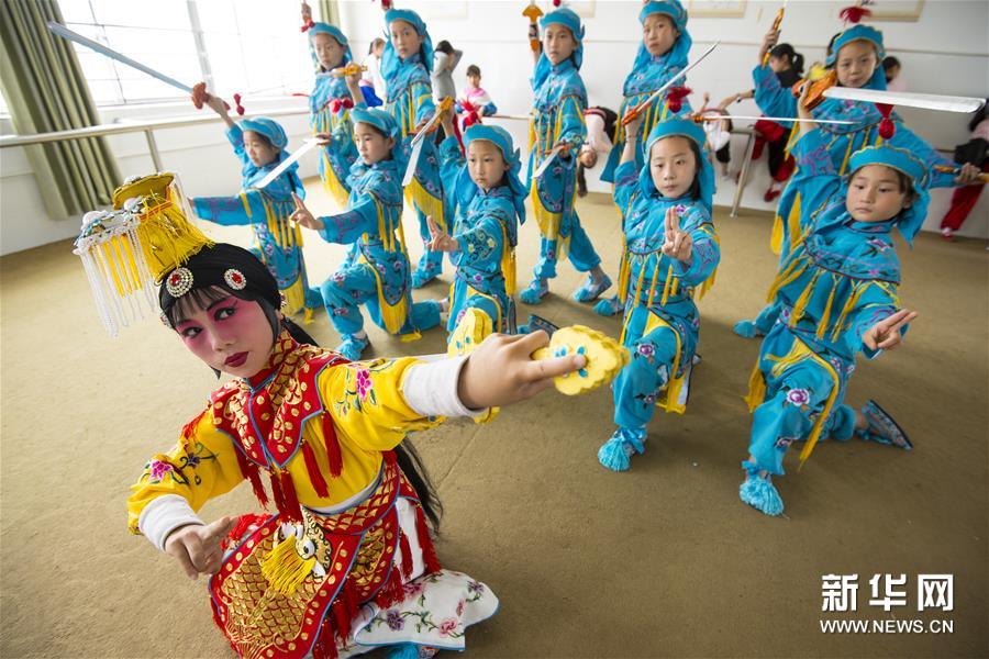 江苏海安：京剧走进乡村小学 