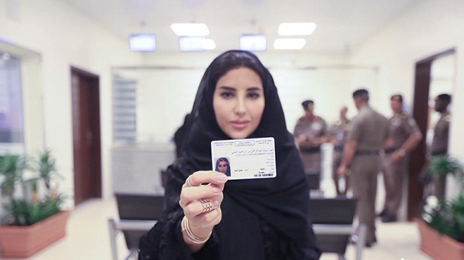 赋予妇女更多权利！沙特首次向女性发驾照