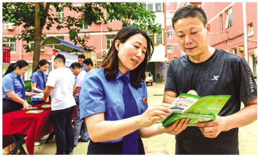 河北阜城县检察院检察官向小区居民讲解公益诉讼案例