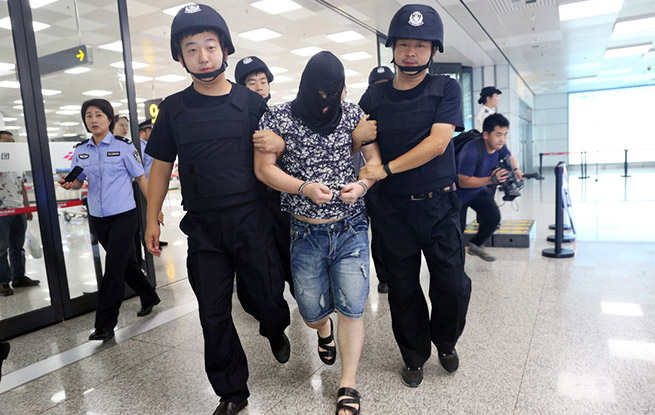 万里“猎狐” 诈骗1.3亿元逃往缅甸的嫌疑犯被逮回郑州