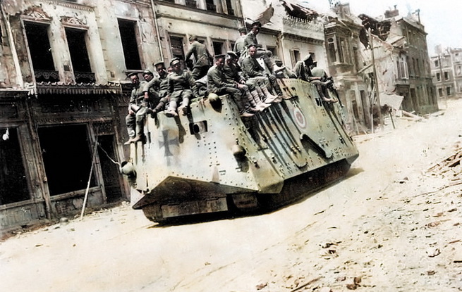 英国电工为一战老照片“上色” 士兵和坦克组合抓人眼球