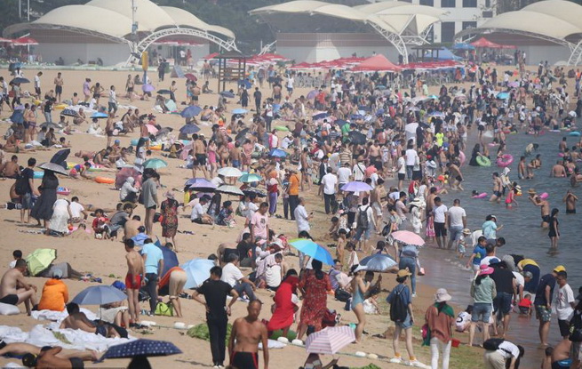 青岛海水浴场“下饺子” 数万游人戏水消暑