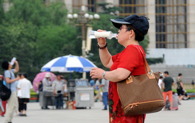 北京开启闷热模式 游客顶高温出游