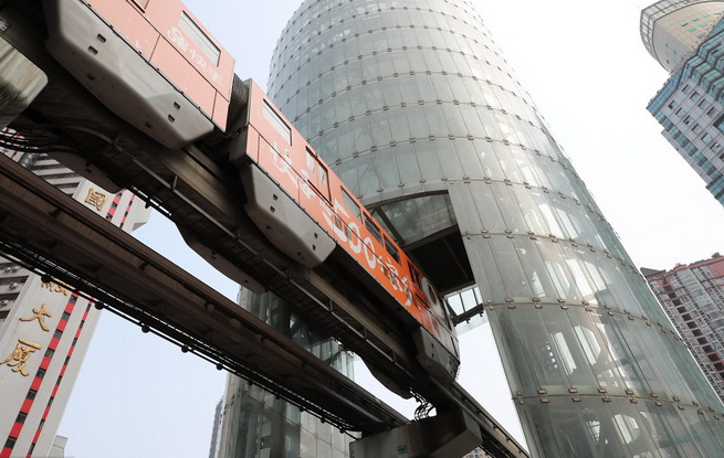 重庆：轻轨穿塔而过成“网红” 拆除后奇特景象将消失