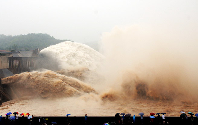 洛阳：小浪底排沙出库 水流崩腾而出场面十分壮观