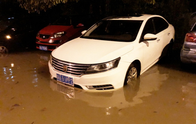 南京暴雨致道路积水