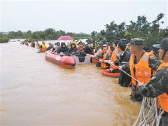 洪水肆虐 官兵紧急驰援解救受灾群众