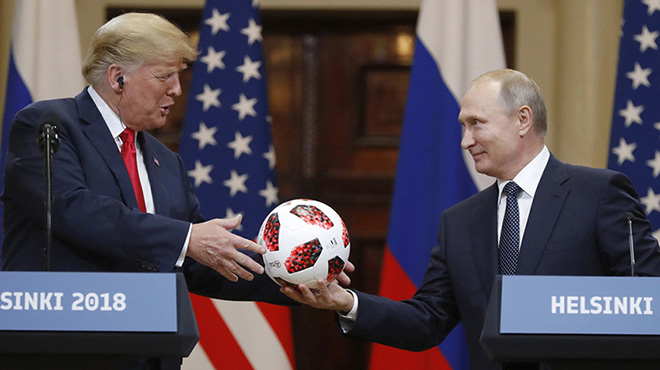 美俄首脑举行联合记者会 普京赠送特朗普世界杯用球