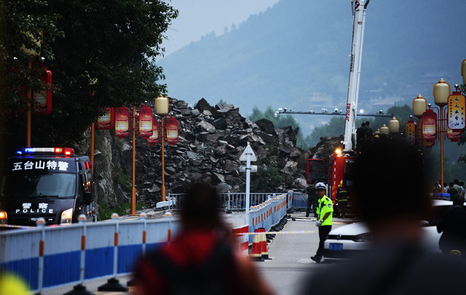 受大雨影响五台山景区巨石拦路 有关部门全力抢修排险！