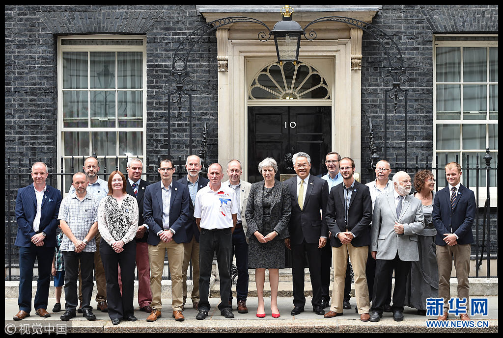 英首相特雷莎·梅举办招待会 宴请英洞穴潜水员